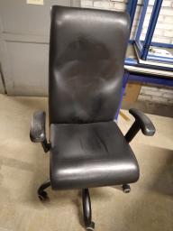 Photo détaillant le don Fauteuil de bureau en skai
