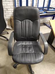 Photo détaillant le don Fauteuil de bureau en skai