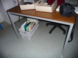 Photo détaillant le don Petit bureau droit bois foncé (ref interne 27.6)