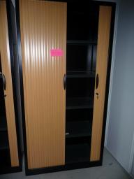 Photo détaillant le don Armoire noire et rideaux marrons avec clé (ref interne 79.1)