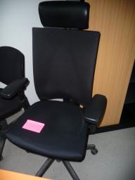 Photo détaillant le don Fauteuil de bureau noir avec appui tête et accoudoir (ref interne 79.3)