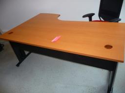 Photo détaillant le don Bureau angle droit bois et piètement noir (ref interne 80.2)