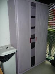 Photo détaillant le don Armoire couleur lila avec fermeture rideaux + clé (ref interne 83.2)