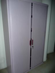 Photo détaillant le don Armoire couleur lila avec fermeture rideaux + clé (ref interne 83.2)