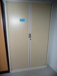 Photo détaillant le don Armoire beige avec fermeture rideaux (ref interne 84b.1)