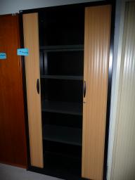 Photo détaillant le don Armoire noire et rideaux marrons avec clé (ref interne 84b.2)