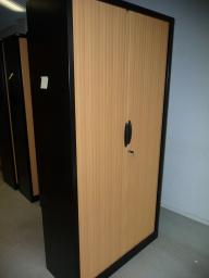 Photo détaillant le don Armoire noire et rideaux marrons avec clé (ref interne 86.6)