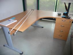 Photo détaillant le don Bureau angle côté droit avec caisson (Réf interne 90.4)