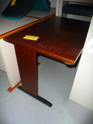 Photo détaillant le don Petit bureau droit bois foncé (ref interne 98.3)