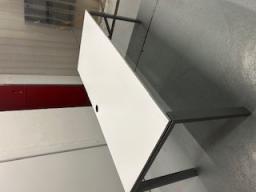 Photo détaillant le don Table de bureau 180X 80