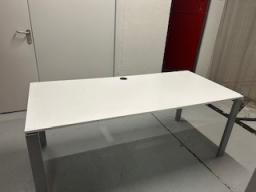 Photo détaillant le don Table de bureau 180X 80