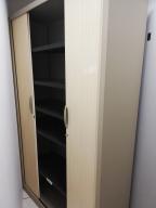 Photo détaillant le don ARMOIRE HAUTE AVEC ETAGERES