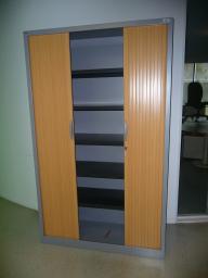 Photo détaillant le don Armoire grise et rideaux beige avec clé (ref interne : couloir)