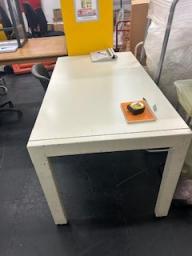 Photo détaillant le don table de bureau 160X80 2 exemplaires