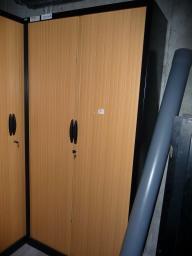 Photo détaillant le don Armoire noire et rideaux marrons avec clé (ref interne ssol DREETS.1)
