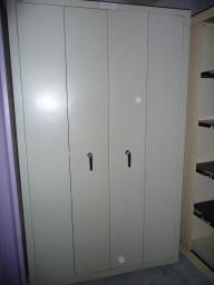 Photo détaillant le don Armoire blanche (réf interne : sous sol archives.2)