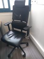 Photo détaillant le don 1 fauteuil de bureau simili cuir noir