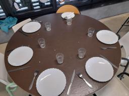 Photo détaillant le don lot de 8 tables rondes