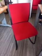 Photo détaillant le don 21 chaises "luge" rouges