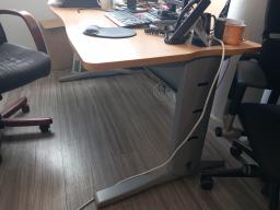 Photo détaillant le don Lot de 6 Bureaux 160/80 - 2 pieds piétements à dégagement latéral
