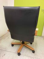 Photo détaillant le don 1 fauteuil de bureau noir en cuir