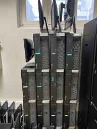 Photo détaillant le don 15 PC Dell Precision T3610 (claviers, quelques souris et câble d’alimentation inclus)
