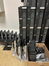 Photo détaillant le don 10 Dell Optiplex 7450 AIO (clavier, souris, câble d’alimentation inclus)