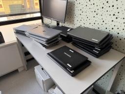 Photo détaillant le don Donne PC, portables et imprimantes