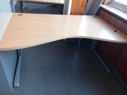 Photo détaillant le don un lot de 2 bureaux vague 160X100