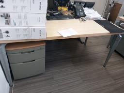 Photo détaillant le don Lot de 8 Bureaux 160/80 - 4 pieds ronds