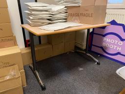 Photo détaillant le don Lot de 2 tables polyvalentes