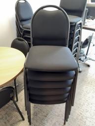 Photo détaillant le don 20 chaises identiques noires assise tissu