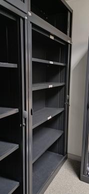Photo détaillant le don LOT DE 7 ARMOIRES DE BUREAU ET 4 REHAUSSES D'ARMOIRE