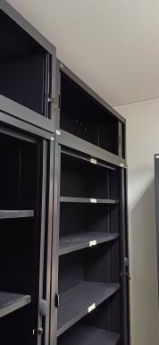 Photo détaillant le don LOT DE 7 ARMOIRES DE BUREAU ET 4 REHAUSSES D'ARMOIRE