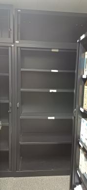 Photo détaillant le don LOT DE 7 ARMOIRES DE BUREAU ET 4 REHAUSSES D'ARMOIRE