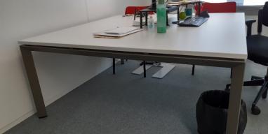 Photo détaillant le don Table de réunion