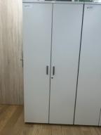 Photo détaillant le don Lot d'armoire hautes blanches - portes battantes