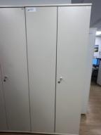 Photo détaillant le don Lot d'armoire hautes blanches - portes battantes