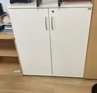 Photo détaillant le don Lot de 2 armoires basses portes battantes