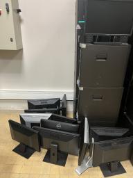 Photo détaillant le don 15 PC Dell Precision T3610 (claviers, quelques souris et câble d’alimentation inclus)