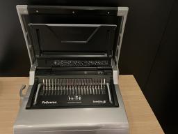 Photo détaillant le don Lot de 2 relieuse Galaxy 500 + Peignes de reliure