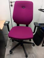 Photo détaillant le don 1 fauteuil de bureau tissu rose