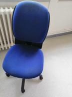 Photo détaillant le don Lot de mobilier comprenant bureaux tournants, armoires, fauteuils et divers