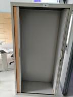 Photo détaillant le don Lot de mobilier comprenant bureaux tournants, armoires, fauteuils et divers