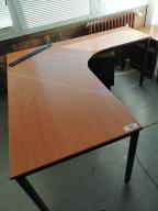 Photo détaillant le don Lot de mobilier comprenant bureaux tournants, armoires, fauteuils et divers