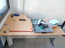 Photo détaillant le don Lot de mobilier comprenant bureaux tournants, armoires, fauteuils et divers