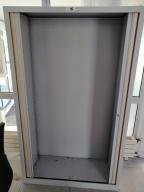 Photo détaillant le don Lot de mobilier comprenant bureaux tournants, armoires, fauteuils et divers