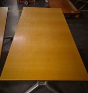 Photo détaillant le don Tables Wilkhahn