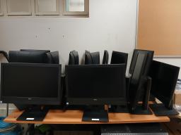 Photo détaillant le don Lot de 28 DELL OPTIPLEX ((clavier, souris, câble d’alimentation inclus)