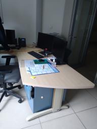 Photo détaillant le don bureau bois clair